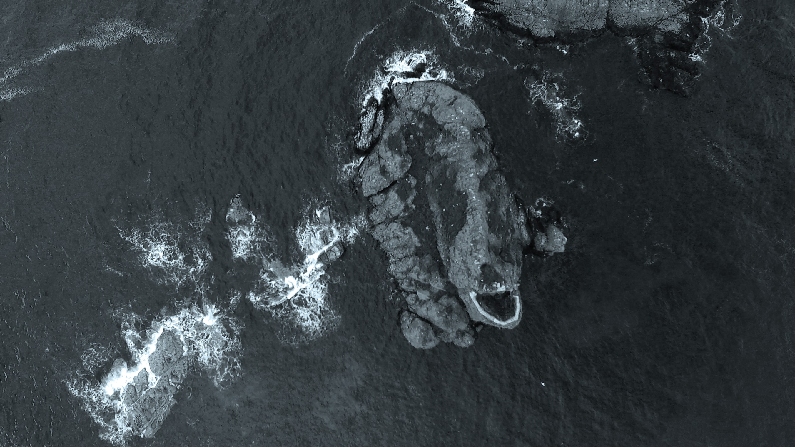 Foto e video da drone di un'isola - FTmedia